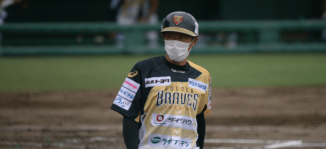 マスクをして一塁のコーチャーズボックスに向かう岡田幸文外野守備走塁コーチ
