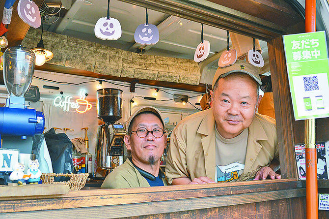 店主の舟越さん（写真上・右）と一緒に店を切り盛りする相棒の山内雅之さん（45）
