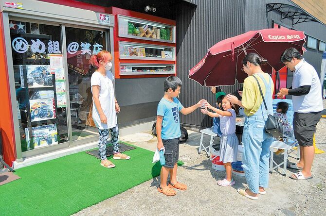 店舗前には駄菓子やカップラーメンを食べるテーブルも