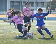 文星女が連覇　ＰＫ戦で宇短大付下す　県高校新人女子サッカー