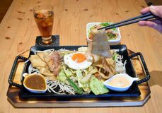 【推しの逸品】幅広麺が独特の存在感　極太焼きうどん　ワイルドキッチンくまくま（宇都宮）