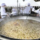 大鍋で煮込んだ具だくさんの汁、秋の味覚満喫　下野で「東の飛鳥　芋煮会」