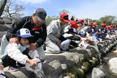 地元園児らと 稚アユを放流
