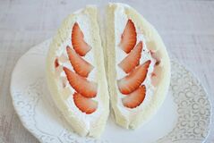 【夕刊】高校生と専門店がフルーツサンド開発