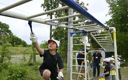 遊具 色鮮やかに“新調”