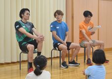 「上手な選手よく見て」　プロクライマー楢崎兄弟、栃木でトークショー　小中学生60人と交流