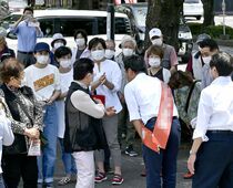 鹿沼市長選告示　感染警戒も支持者「密」に