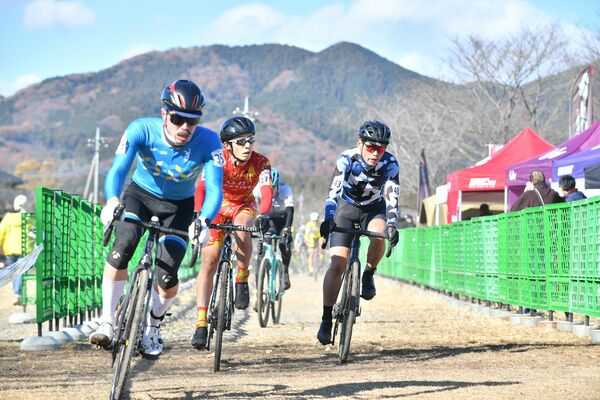 レースに臨む選手たち。大会初日は冬晴れとなった＝道の駅うつのみやろまんちっく村特設周回コース