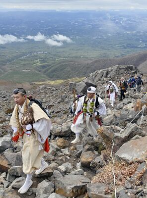 開山祭のため、茶臼岳の山頂を目指す山伏や登山者＝８日午前９時20分、那須町湯本