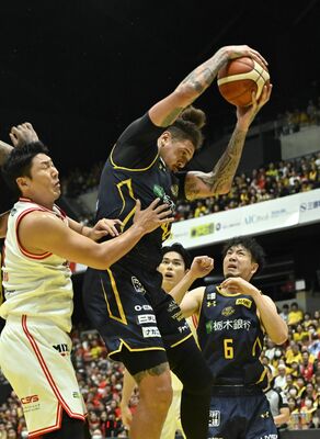 第４クオーター４分、ディフェンスリバウンドで競り勝つブレックスのフォトゥ（中央）＝日環アリーナ栃木、湯田大士撮影