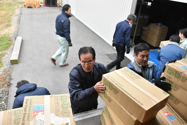 支援物資の積み込み作業を行う那須塩原市職員ら＝２日午後、那須塩原市東小屋