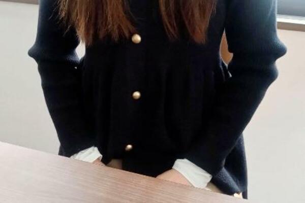 取材に応じる元社員の30代女性=6月、東京都内