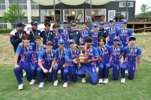 ２度目のＷ杯出場を決めた男子Ｕ１９日本代表チームのメンバーら＝２８日午後、佐野市国際クリケット場