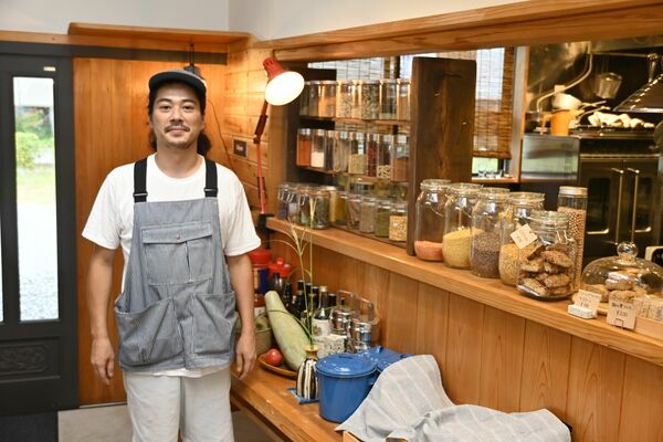 店内に立つオーナーの高幡さん