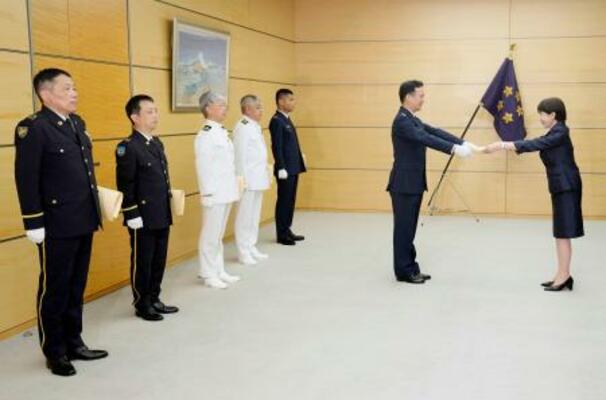 　首相官邸で開かれた自衛隊部隊表彰式＝２１日午前