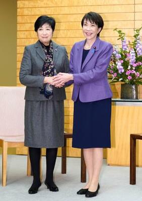 握手する高市首相(右)と東京都の小池百合子知事=22日午前、首相官邸