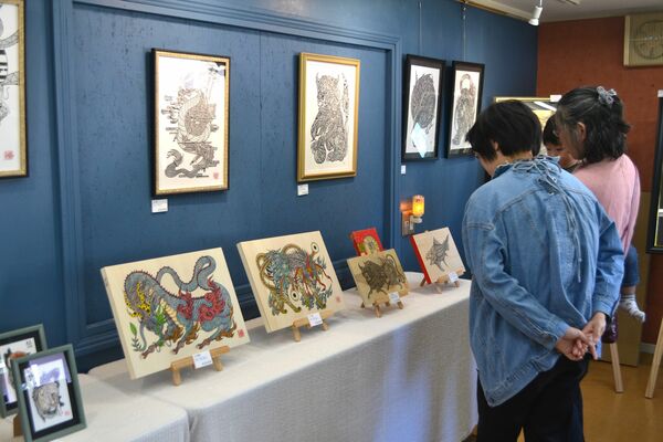 緻密に描かれた竜の絵が並ぶ作品展