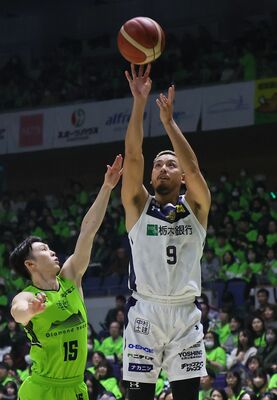 第１クオーター、３点シュートを決めるブレックスの遠藤（右）＝札幌市の北海きたえーる
