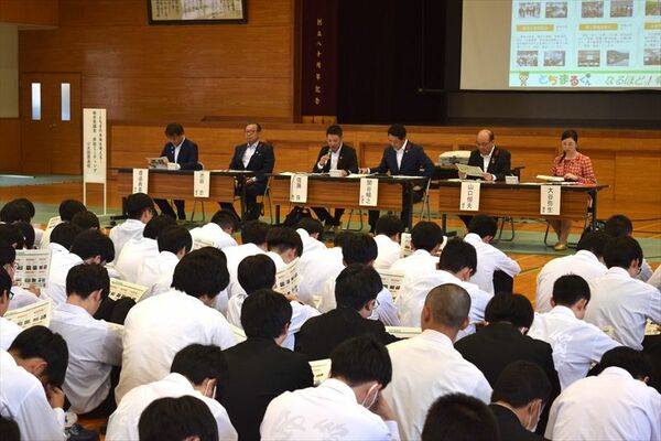 生徒たちと意見交換する６人の県議＝25日午後、大田原高