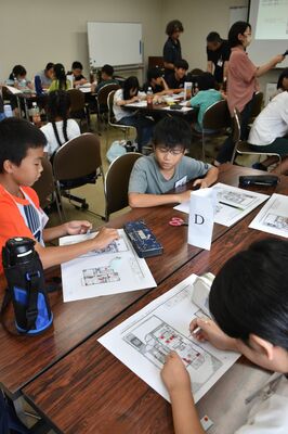 「家庭内ＤＩＧ」を体験する参加児童