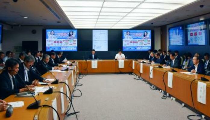 　万博期間中の交通混雑抑制策を協議する関係機関の会議＝１１日午後、大阪市役所