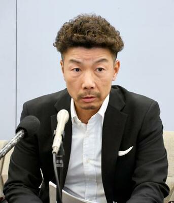 　記者会見する山内ミヨ子さんの長男広太郎さん＝３日午後、鹿児島市