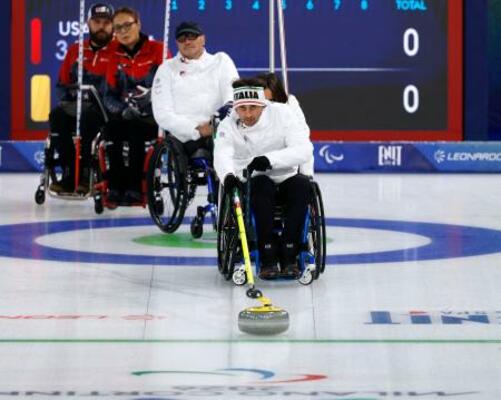 　車いすカーリング混合４人制のイタリア代表マテオ・ロンツァニ（手前）＝８日、イタリア・コルティナダンペッツォ（共同）