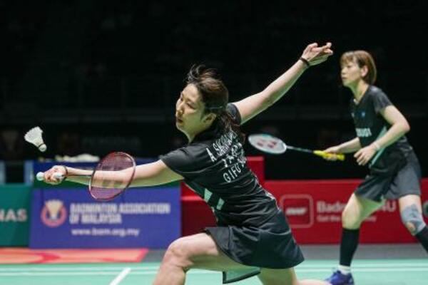 　バドミントンのマレーシア・マスターズ、女子ダブルス決勝で中国ペアと対戦する広田彩花（右）、桜本絢子組＝２４日、クアラルンプール（ＡＰ＝共同）