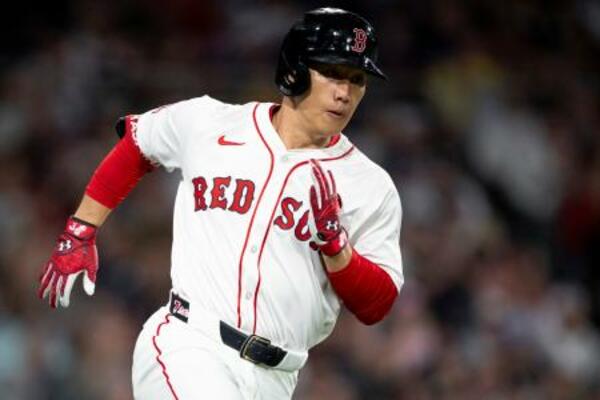 　ヤンキース戦の３回、中前打を放って走るレッドソックス・吉田＝ボストン（ゲッティ＝共同）