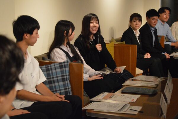 将来について考えを紹介し合う高校生たち＝１日午後、宇都宮市大通り１丁目