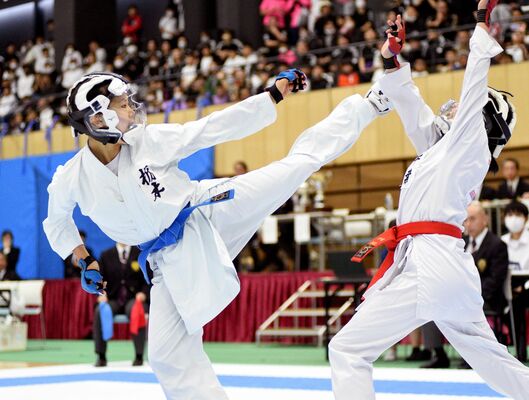 女子組手団体　千葉－栃木決勝　川辺（千葉）－小林（少年連合・一期倶楽部）大将戦　小林が高ポイントを狙い上段蹴り