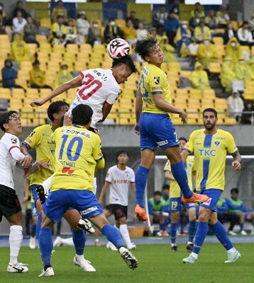 前半13分、栃木ＳＣのＤＦ福島（中央右）が相手のヘディングシュートを阻止＝カンセキスタジアムとちぎ