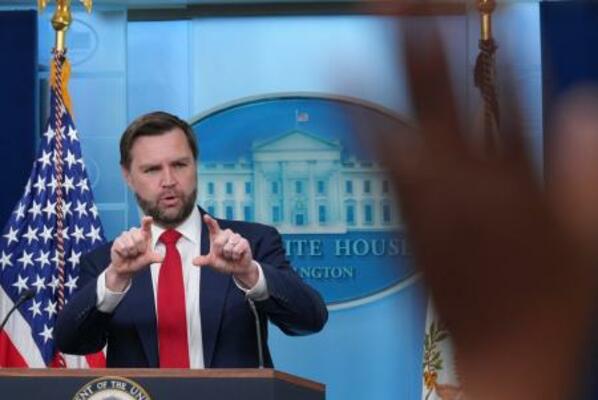 記者会見するバンス米副大統領=18日、ワシントン(AP=共同)
