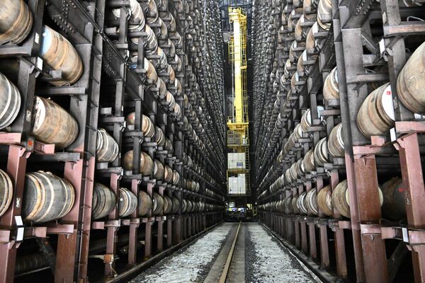 ウイスキー原酒を熟成させる高層貯蔵棟のたる=さくら市