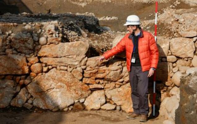 　遺跡で発見された、土橋を保護する石垣＝１９日午後、岐阜市