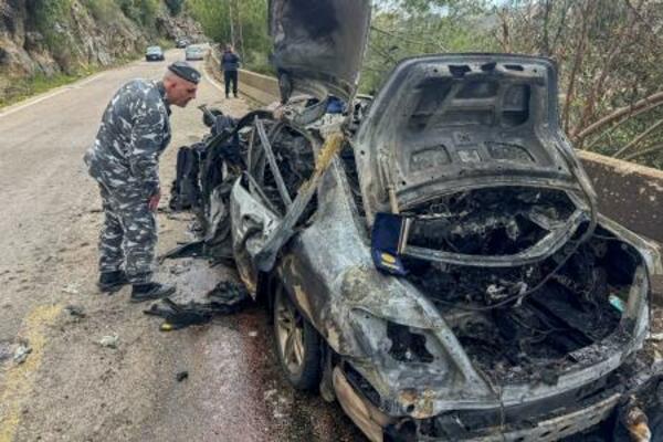 　イスラエル軍の攻撃で破壊されたレバノン人記者らが乗っていた車両＝２８日、レバノン南部（ロイター＝共同）