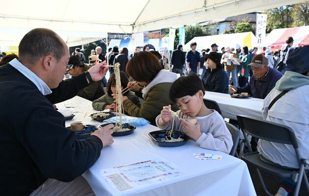 そばを味わう来場者たち