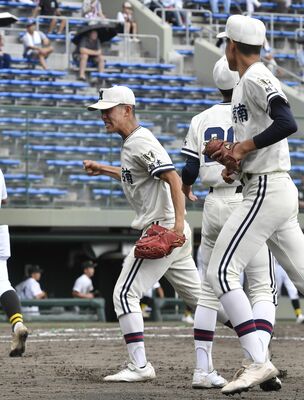 八回、宇南の玉木が２死三塁の危機を三振で抑え拳を握る＝エイジェック