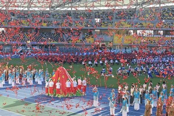 テープが打ち上がり会場を見上げる各県の選手ら