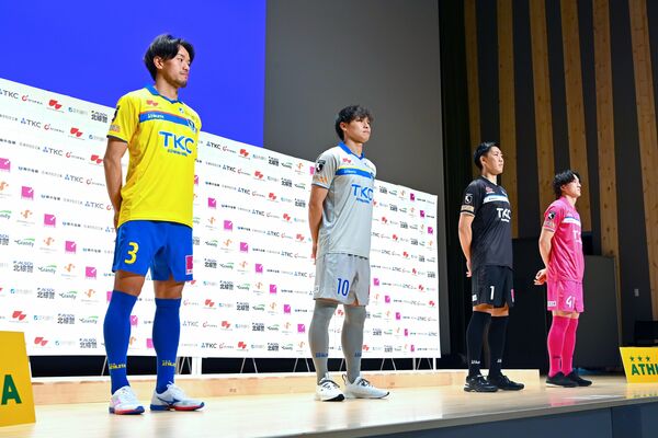 栃木ＳＣの2023シーズン新ユニホーム＝９日午後４時20分、宇都宮市宮みらい