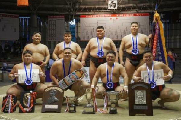 　団体戦で３年ぶり３２度目の優勝を果たし、記念写真に納まる西出大毅（後列右から２人目）ら日大の選手たち＝堺市大浜相撲場