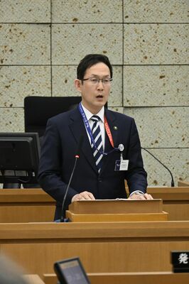 再選に向け立候補を正式表明する坂村市長＝２６日午前、下野市議会議場