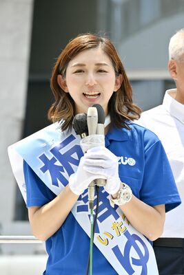 第一声を放つ板津由華氏＝宇都宮市馬場通り４丁目