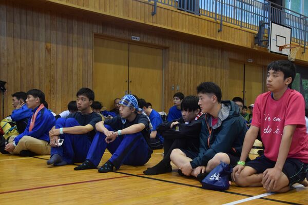 強歩の打ち切りが決定し肩を落とす生徒