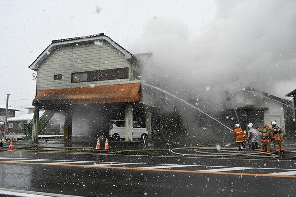 建物火災の現場＝10日午前７時20分、下野市医大前２丁目