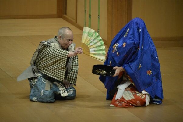 「因幡堂」を演じる野村万作（左）＝２日夜、県総合文化センター