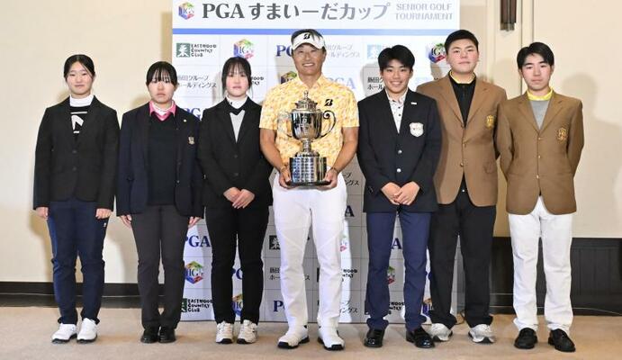 表彰式で優勝した宮本（中央）と記念写真におさまる本県ジュニア