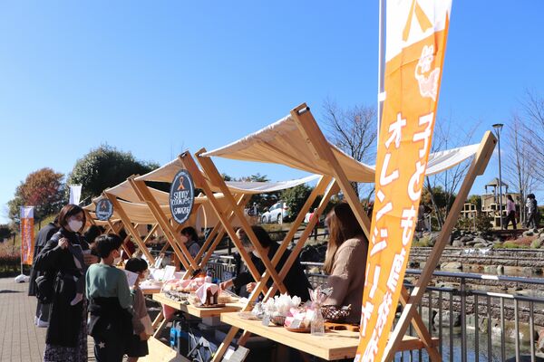 オレンジリボンの看板や旗を掲げたＮＰＯ法人主催のマルシェ＝２０２２年11月、那須塩原市塩野崎