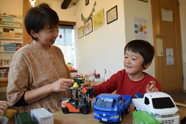行きつけの飲食店で遊んで過ごす小林奏明ちゃんと恵さん親子＝６日午後、真岡市田町