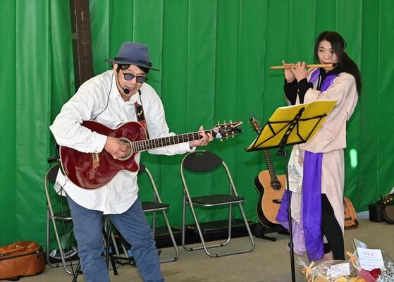 「はるふぢ」として演奏を披露する佐々木さん（左）と心花ふぢＳａｅさん